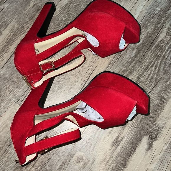 Red heels - Picture 3 of 4